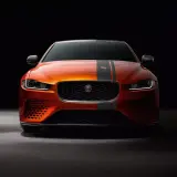 Pomarańczowy Jaguar XE SV Project 8 z czarnymi pasami na masce, prezentujący agresywny design i sportowy charakter.