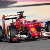 Czerwony bolid Ferrari z numerem 7 na torze. Ten **puzzle formuła 1** to wyzwanie dla każdego fana wyścigów.
