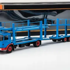 Niebieski, dwupoziomowy car carrier z czerwonymi detalami, gotowy do transportu modeli samochodów.