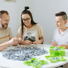 Rodzina wspólnie układa puzzle, ucząc się, jak szybko układać puzzle.