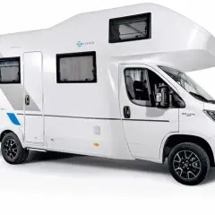 Biały kamper auto z podnoszonym łóżkiem nad kabiną, oznaczony logo Sun Living. Idealny do podróży i odkrywania nowych miejsc.