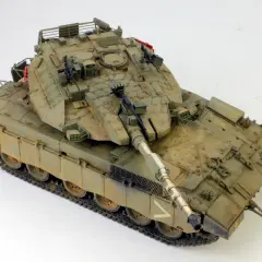 Model czołgu Merkava Mk3, z widocznymi detalami, gąsienicami i działem.