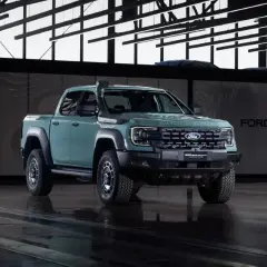 Nowy, zielony ford pickup modele Super Duty Prototype z terenowym wyposażeniem, w tym snorkel, prezentowany w studiu Ford Design.