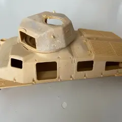 Model czołgu Somua S-35 w piaskowym kolorze, z widocznymi otworami i kratkami wentylacyjnymi.