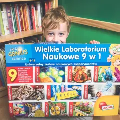 Chłopiec z radością prezentuje zestaw naukowych gadżetów "Wielkie Laboratorium Naukowe 9 w 1", gotowy do odkrywania tajemnic nauki.