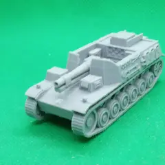 Szary model Sturmpanzer II na zielonym tle.