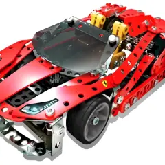 Czerwony, metalowy model samochodu do składania z widocznym silnikiem, inspirowany Ferrari.