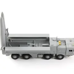 Model 9k720 Iskander z dwoma rakietami gotowymi do startu, na tle białego tła.