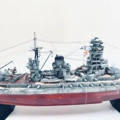 Model pancernika ijn Nagato z detalami, samolotami na pokładzie i banderami.