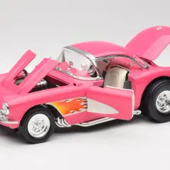 Różowy model corvette z otwartą maską i drzwiami, ozdobiony płomieniami.