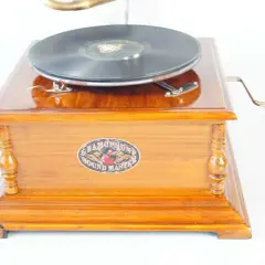 Elegancki gramofon drewniany z korbką i płytą.