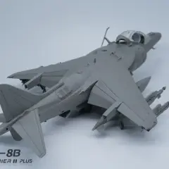 Model samolotu AV-8B Harrier II Plus, szary, z widocznymi detalami, gotowy do malowania.