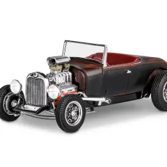 Klasyczny Ford Model A w stylu hot rod, z potężnym silnikiem i czerwoną tapicerką.