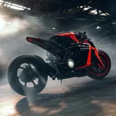 Czarny motocykl z neonowo-pomarańczowymi akcentami, wyglądający jak futurystyczne samochody z przyszłości, w zadymionym wnętrzu.