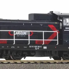 Czarny model lokomotywy SM42 piko z czerwonymi akcentami i logo CARGOUNIT.