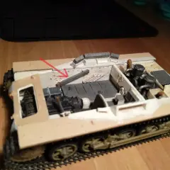 Model Panzerkampfwagen 1 z widocznym wnętrzem i elementami wyposażenia, w tym lufą armaty.