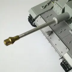 Model czołgu z widoczną metalową lufą, gotową do oddania strzału.