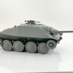 Model Jagdpanzer 38t, szary, z widocznym działem i gąsienicami.