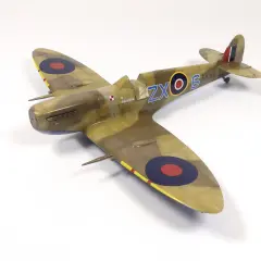 Model Spitfire w kamuflażu, z oznaczeniami ZX-6 EN315 i polską szachownicą.