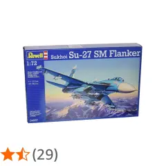 Model Revell Sukhoi Su-27 SM Flanker w skali 1:72, przedstawiający niebieski myśliwiec z uzbrojeniem na tle gór.
