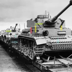 Kolejne czołgi Panzer IV G ładowane na wagony kolejowe. Widać żołnierza wyglądającego z okna pociągu.