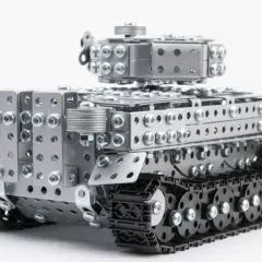 Metalowy model czołgu Tygrys, złożony z elementów konstrukcyjnych, z czarnymi gąsienicami i srebrną wieżyczką.