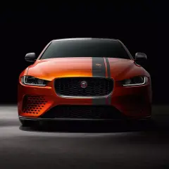 Pomarańczowy Jaguar XE SV Project 8 z czarnymi pasami na masce, prezentujący agresywny design i sportowy charakter.