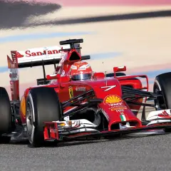 Czerwony bolid Ferrari z numerem 7 na torze. Ten **puzzle formuła 1** to wyzwanie dla każdego fana wyścigów.