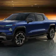 Niebieski Chevrolet Silverado EV, jeden z najnowszych chevrolet pickup modele, ładuje się w nowoczesnym garażu.