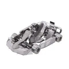 Metalowy model kartingu, złożony z elementów puzzle 3d auto. Widoczne numery 56 i 66.