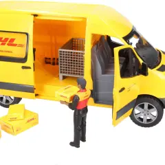 Żółty samochód dhl zabawka z kurierem i paczkami.