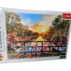 Puzzle 500 elementów z widokiem na kanał w Amsterdamie o zachodzie słońca, z rowerami i kwiatami.