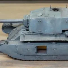 Model czołgu ARL 44, z charakterystyczną wieżą i długą lufą, prezentuje się na drewnianym tle.