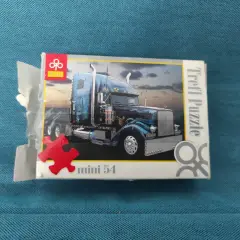 Pudełko z mini puzzlami przedstawiające niebieską ciężarówkę z chromowanymi detalami. Idealne dla miłośników motoryzacji i układania.