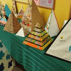 Wiele kolorowych piramid 3d, przedstawiających piramidę żywienia i zdrowego stylu życia, ozdobionych rysunkami i napisami.