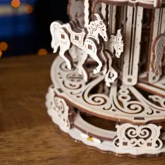 Drewniana karuzela z detalami, jakby z bajki. Koniki czekają na podróżnych.