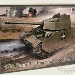 Model 43M Turan III, węgierski czołg średni, w akcji na błotnistym terenie, z płonącymi budynkami w tle.