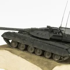 Model czołgu object 640 na dioramie z piaskiem.