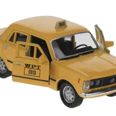 Żółty fiat 125p taxi z otwartymi drzwiami i tabliczką "TAXI" na dachu.