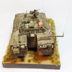 Model namer IFV, z izraelską flagą i numerem "א 23", stoi na tle trawy.