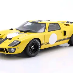 Żółty Ford GT40 z czarnymi pasami i białymi okręgami, gotowy do wyścigu.