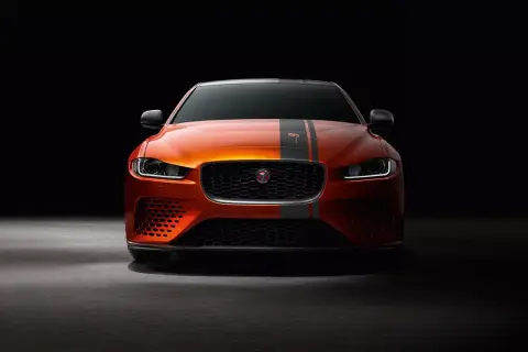 Pomarańczowy Jaguar XE SV Project 8 z czarnymi pasami na masce, prezentujący agresywny design i sportowy charakter.