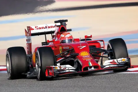 Czerwony bolid Ferrari z numerem 7 na torze. Ten **puzzle formuła 1** to wyzwanie dla każdego fana wyścigów.