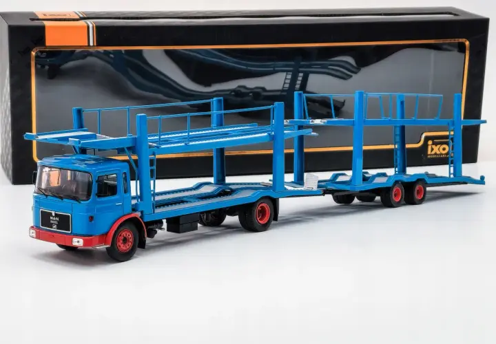Niebieski, dwupoziomowy car carrier z czerwonymi detalami, gotowy do transportu modeli samochodów.