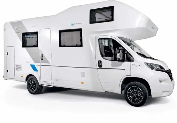 Biały kamper auto z podnoszonym łóżkiem nad kabiną, oznaczony logo Sun Living. Idealny do podróży i odkrywania nowych miejsc.