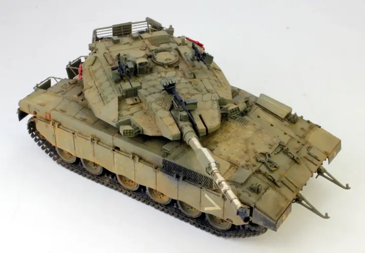 Model czołgu Merkava Mk3, z widocznymi detalami, gąsienicami i działem.