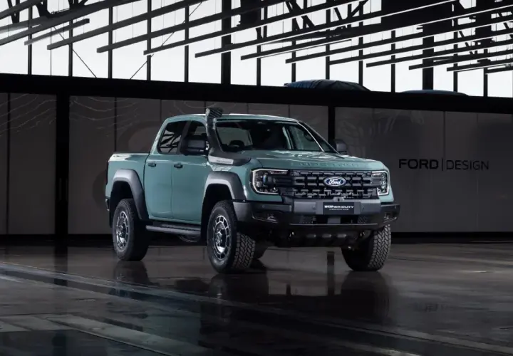 Nowy, zielony ford pickup modele Super Duty Prototype z terenowym wyposażeniem, w tym snorkel, prezentowany w studiu Ford Design.