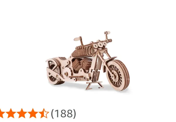 Drewniany puzzle motocykl, szczegółowy model z widocznym silnikiem i kołami, gotowy do złożenia.
