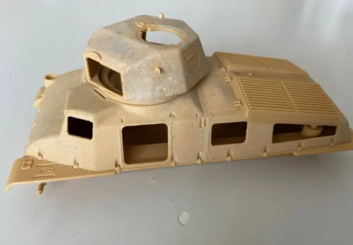 Model czołgu Somua S-35 w piaskowym kolorze, z widocznymi otworami i kratkami wentylacyjnymi.