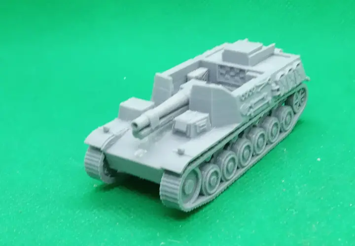 Szary model Sturmpanzer II na zielonym tle.